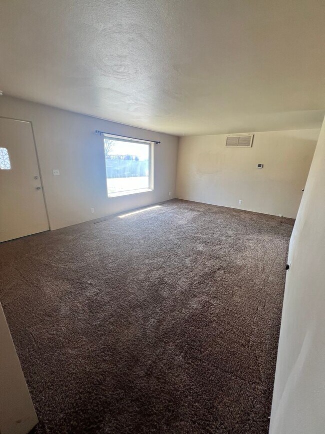 Building Photo - Charming, 2BD/1BA Duplex