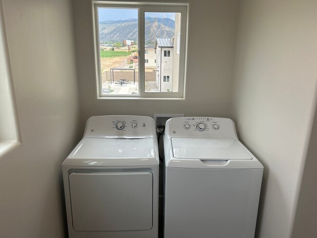 Building Photo - Beautiful Townhome!