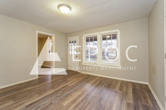 Building Photo - 1310 Phipps Ave
