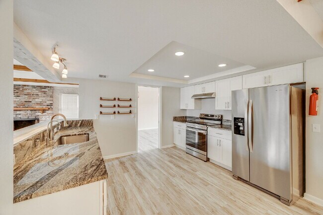 Building Photo - Beautiful 4 bedroom, 2 bathroom in Satellite Beach! NO HOA!!