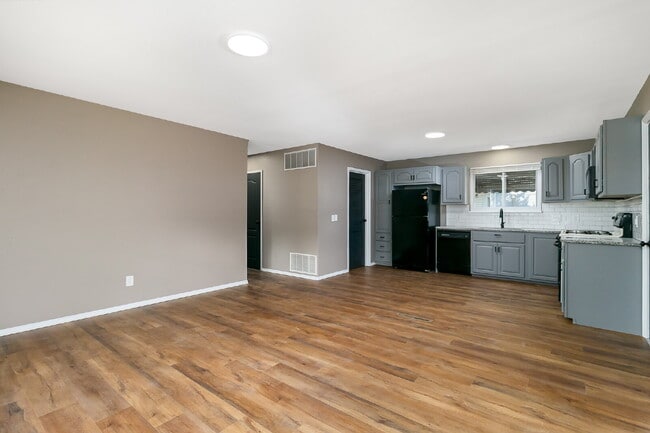 Building Photo - Charming & Modern 3 Bed / 1 Bath Home in F...