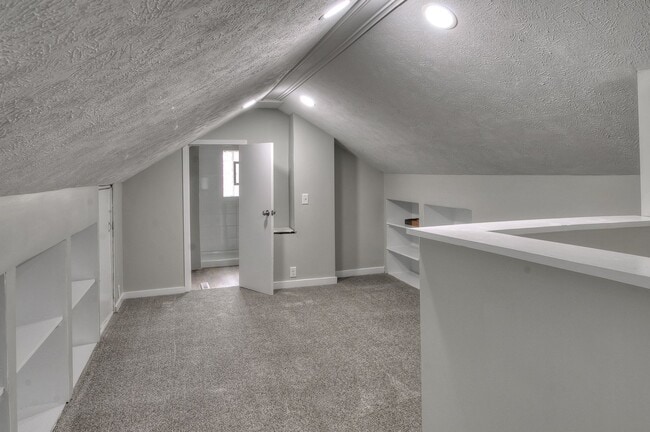 Building Photo - 4 bed in Aksarben