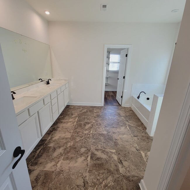 Building Photo - Spacious 4BR/.5BA Home in Steele Creek