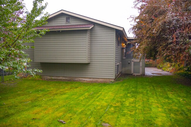 Building Photo - 925 Manzanal St NE