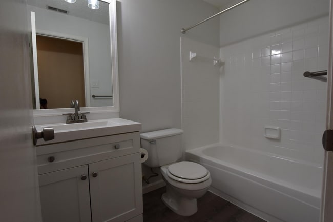 Building Photo - Spacious and Sunlit 2BR/2BA Condo with Por...