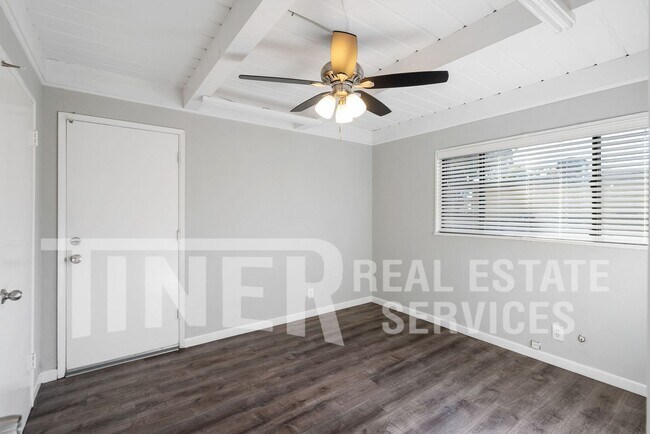 Building Photo - STUNNING UPDATED HOME 5 BEDROOM HOME ON CO...
