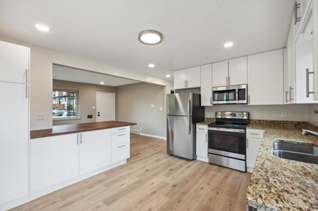 Building Photo - MOVE IN SPECIAL!!! Welcome home to Denver's Potter Highlands Historic District! Remodeled 2 bed 1...
