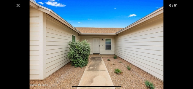 Building Photo - Gorgeous Remodeled Home w/Community Pool i...