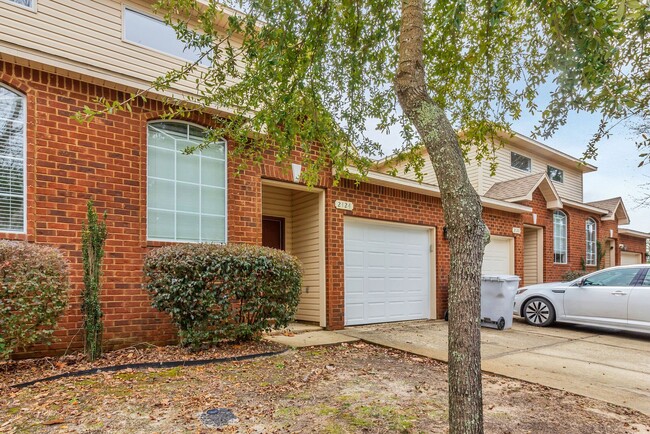 Building Photo - 3 Bedroom- 3 Full bath Small Pet Friendly ...