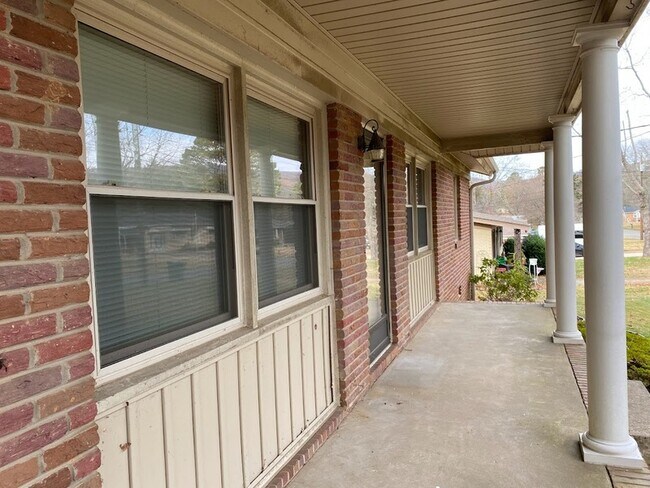 Building Photo - 2103 Chambers Dr NE