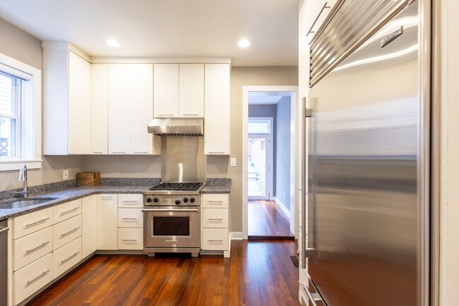 Building Photo - Beautiful 4 BR/3.5 BA Townhome in Cathedra...