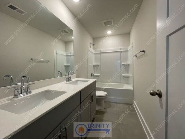 Building Photo - Beautiful and spacious! Ready for move in!