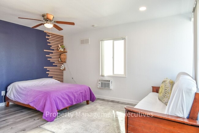 Building Photo - Adorable Studio with an Ocean View