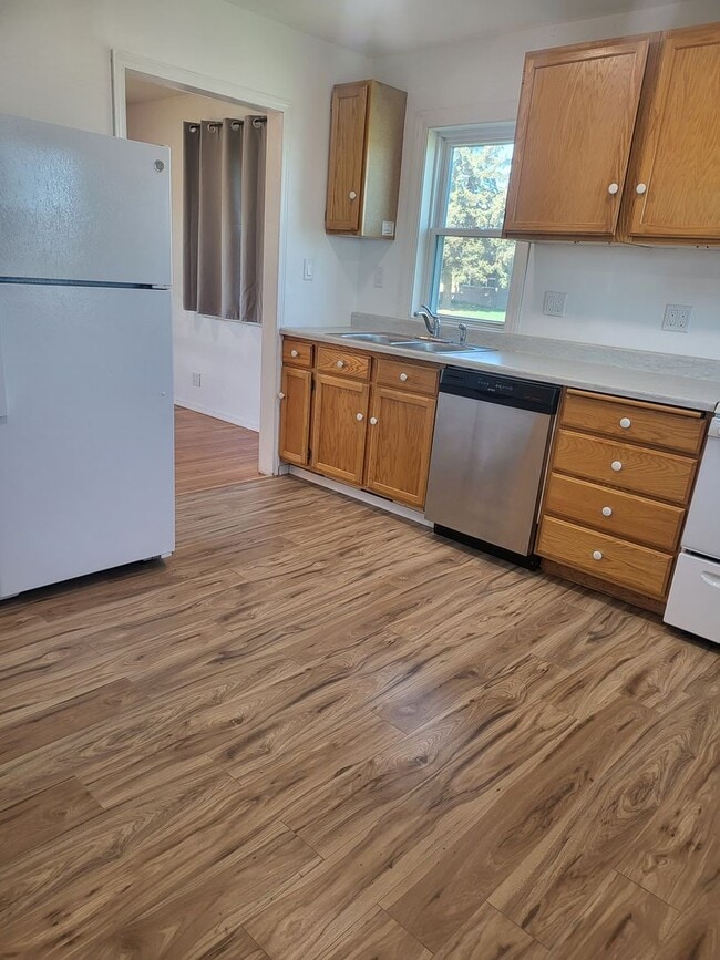 Building Photo - 2 bedroom 1 bath house with Detached garage centrally located in Moses Lake