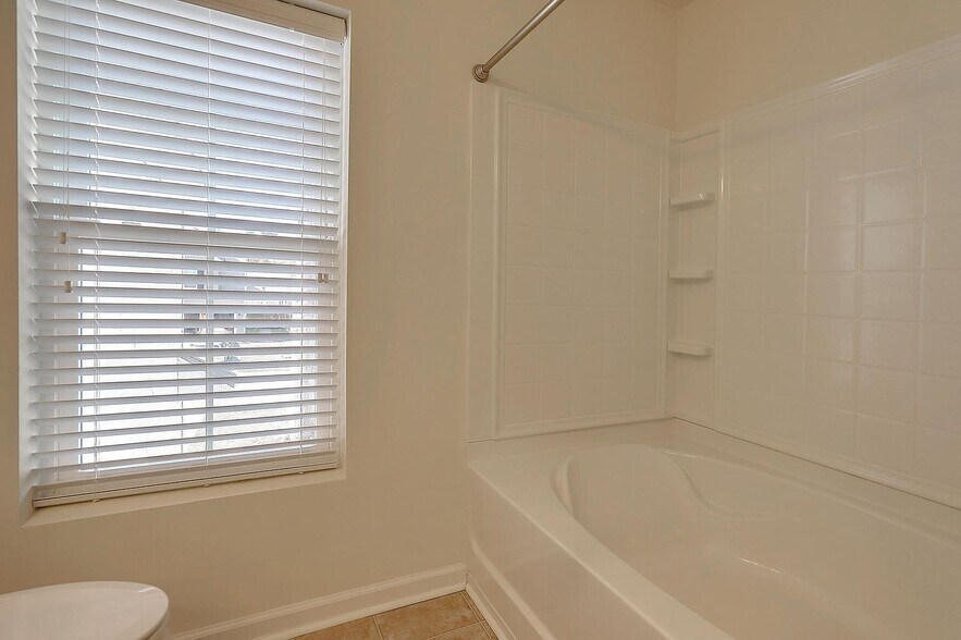 Building Photo - 1525 Oldenburg Dr