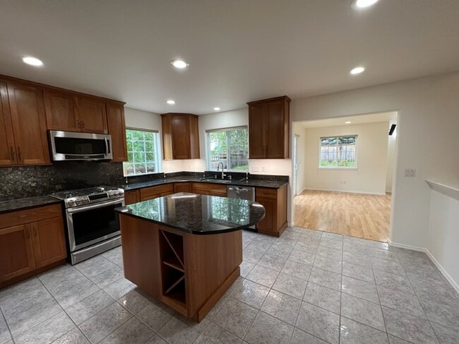 Building Photo - Beautiful 4 Bedroom Eagle River Home!