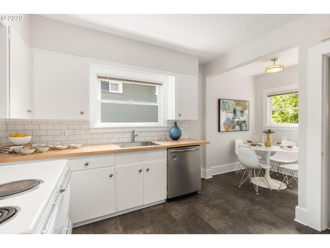 Building Photo - Charming 2-Bedroom Gem with Spacious Living Room and Bright Open Kitchen!