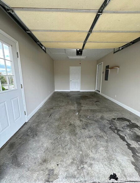 Building Photo - 634 Hampton Way