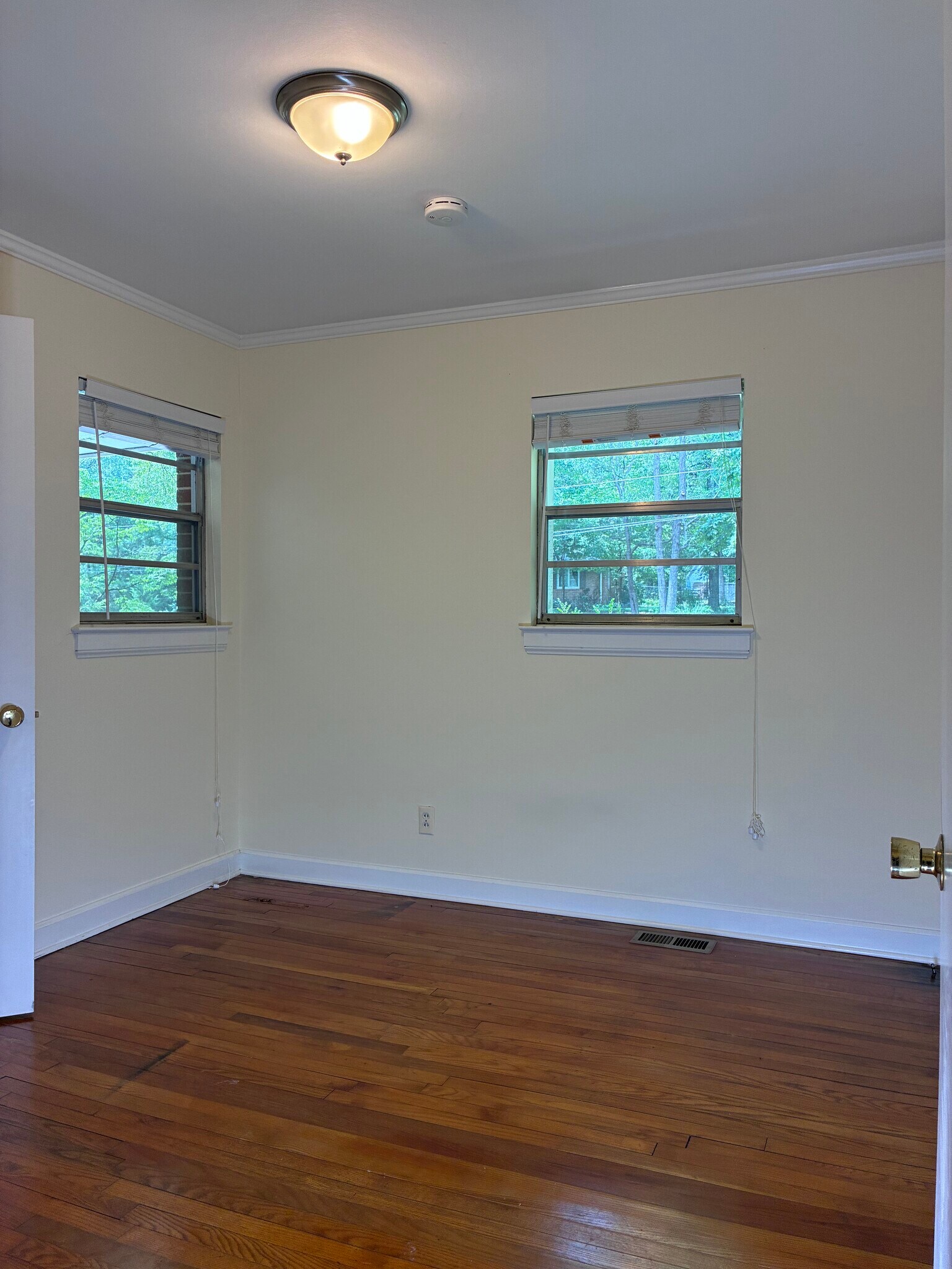 Building Photo - 3649 Pineview Cir