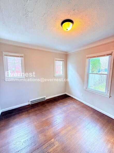 Building Photo - 5747 Lakepointe St