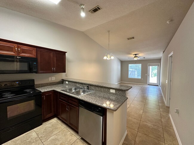 Building Photo - 2 bedroom 2 bath cottage home for rent in Hampton Lakes!