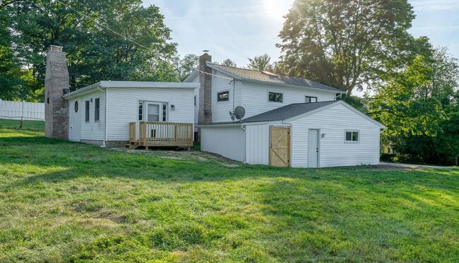 Building Photo - Spacious 3 bedroom home