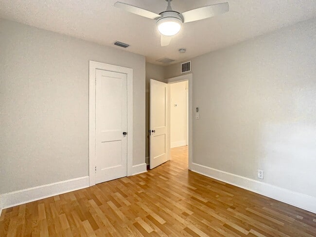 Building Photo - Charming two bedroom two bathroom cottage in North St. Petersburg Fully Updated.