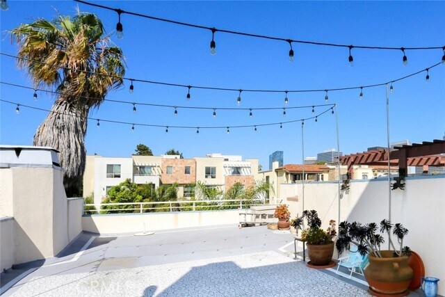 Primary Photo - 1423 S Beverly Glen Blvd