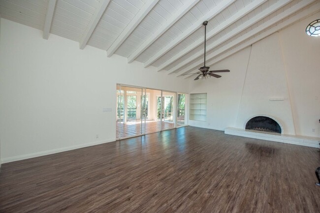 Building Photo - Anaheim Hills