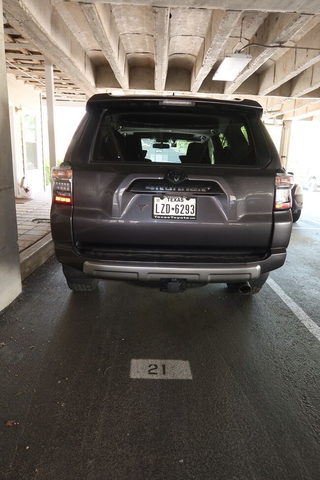 Building Photo - Hyde Park Country Condo - Furnished - 1BD/1BA - Covered Parking -Close to Everything