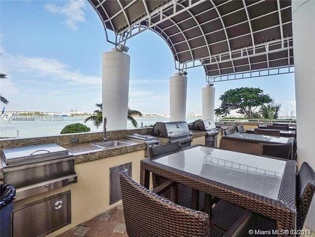 Building Photo - 848 Brickell Key Dr