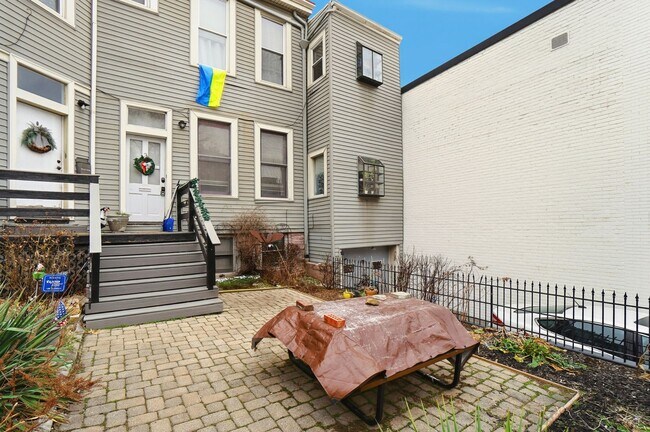 Building Photo - 1220 Louden St