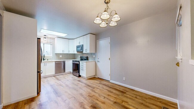 Building Photo - 3 Bedroom 2 Full Bath with Private Yard and 1 Car Garage !