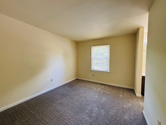 Building Photo - 111 Canterbury Ct