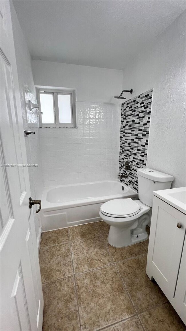 Building Photo - 984 W 40th St