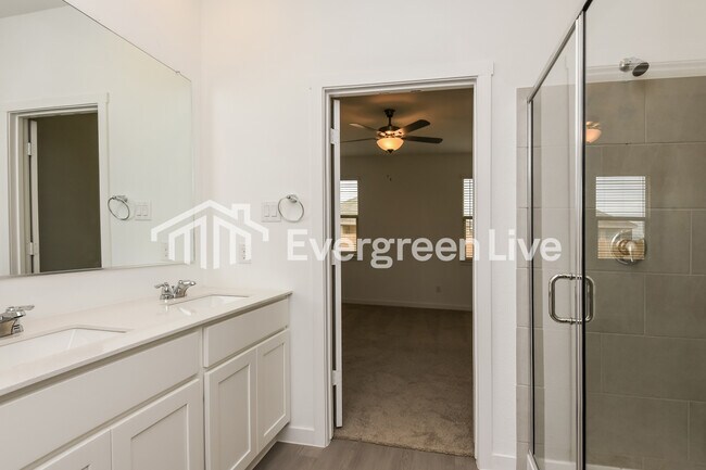 Building Photo - 200 Pine St