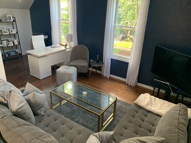 Den/livingroom - 1807 W Eddy St