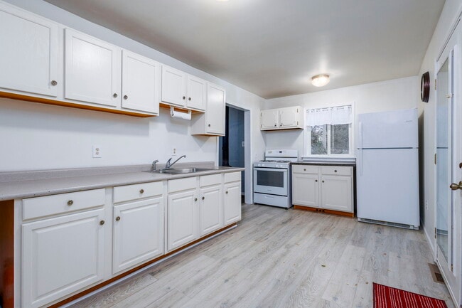 Building Photo - 9156 Elizabeth St