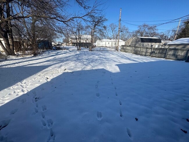 Building Photo - 905 Southmoor-