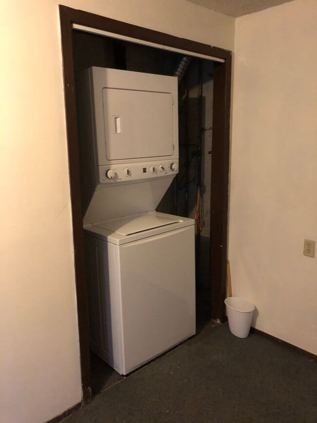 Building Photo - 3 Bedroom Townhome on Quite side of East C...