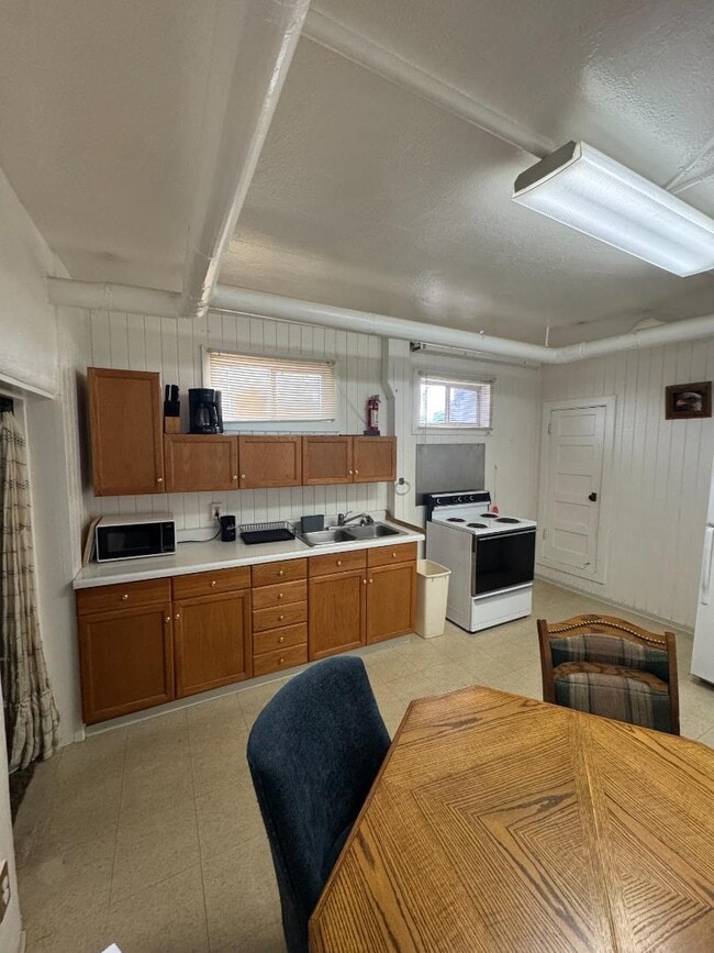 Building Photo - 401 Onyx St