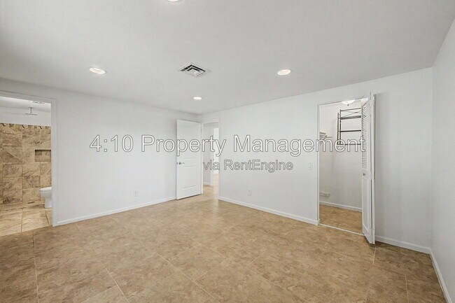 Building Photo - 2104 N Comanche Dr