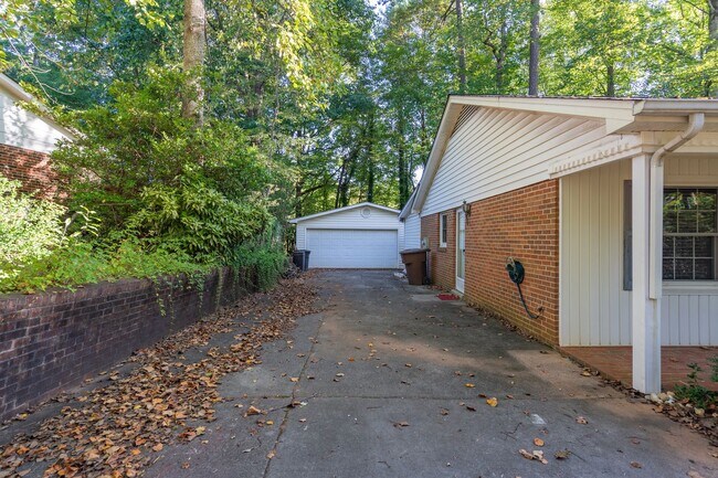 Building Photo - Quiet Cottage in Greensboro NC