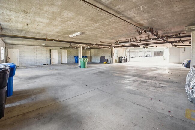 Building Photo - 760 W Hamilton Ave