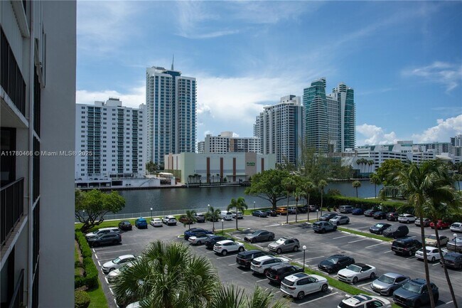Building Photo - 800 Parkview Dr