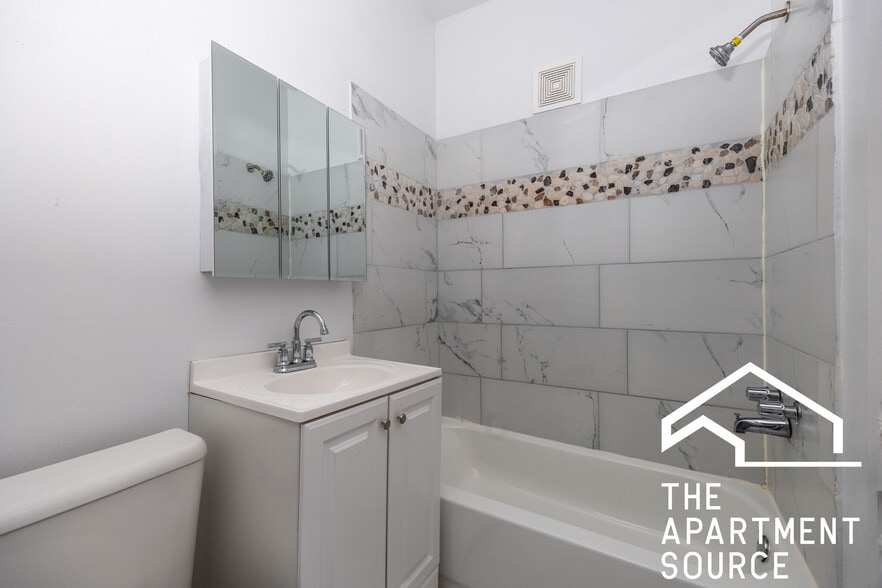 Building Photo - 1319 W Estes Ave