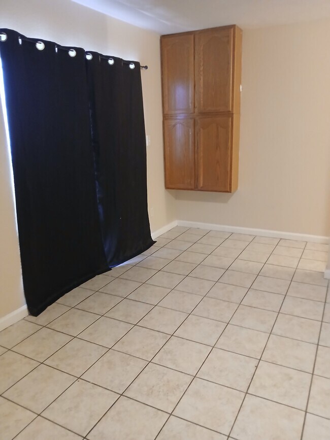 Building Photo - 510 S Poplar St