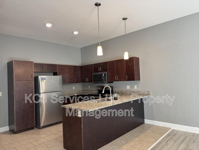 Building Photo - 9326 N Robinhood Ave