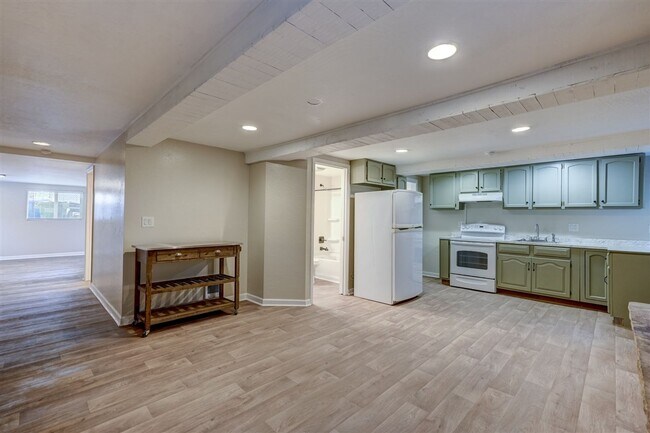 Building Photo - 237 S Hardin St