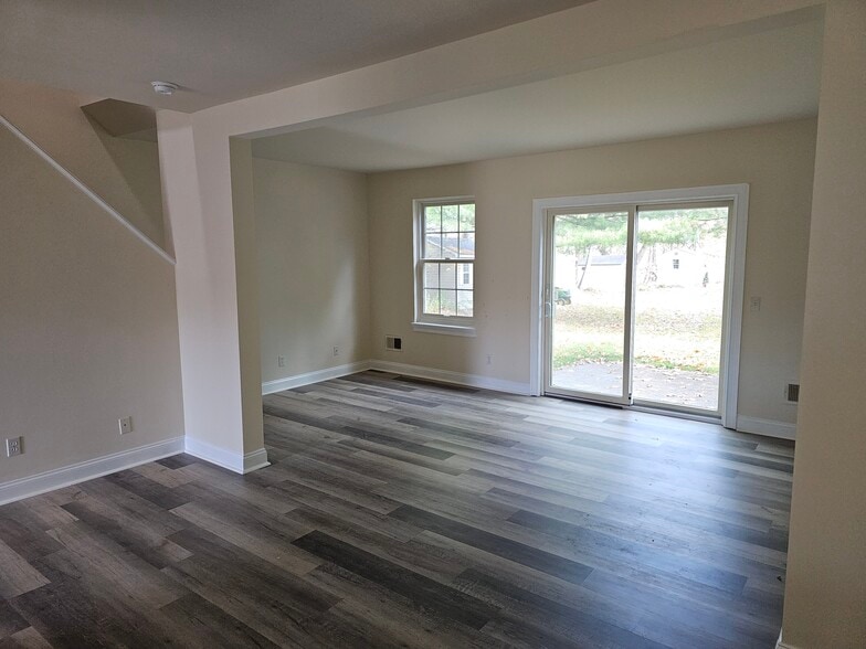 Building Photo - 17 Troy Ln